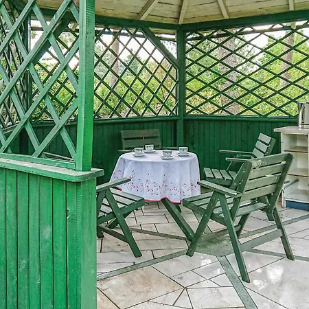 2 Bedroom Lovely In Tarnowo Podgorne Holiday home Przezmierowo